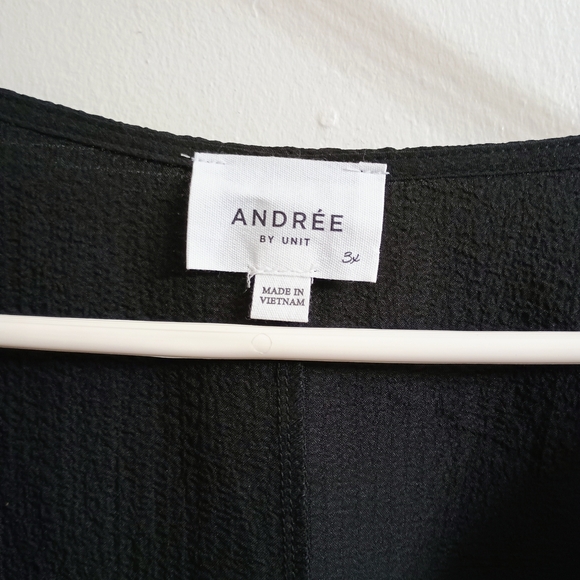 ANDREE BY UNIT Black V-Neck Top - Picture 2 of 5